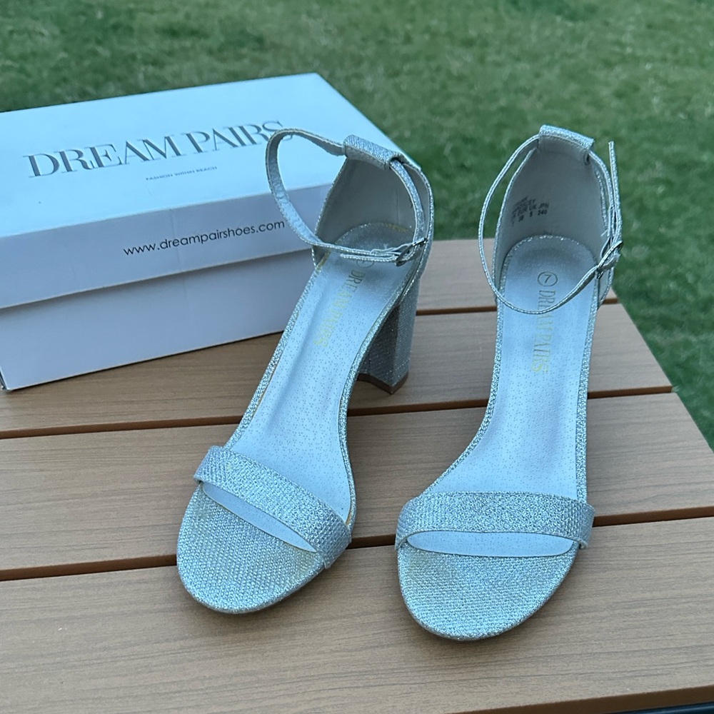 Dream Pairs Glittering Silver One Strap Open-Toe Sandals EUC